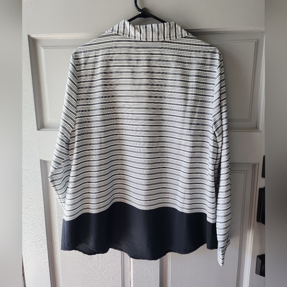Chico’s Women’s Striped Popover Tunic Blouse Black/White Medium - Picture 4 of 7